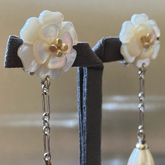 🆂🅾🅻🅳 Auth Vintage Chanel Camellia Earrings - Picture 5 of 13